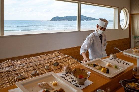 후쿠마 해변의 스시집 ‘우미노이로’. 바다 전망을 누리며 다양한 해산물 요리를 맛볼 수 있다.
