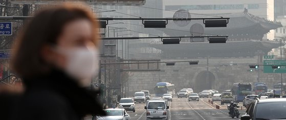 초미세먼지 농도가 나쁨 수준을 보인 지난 9일 오후 서울 중구 시울시청 앞에서 바라본 도심이 뿌옇게 보이고 있다. 뉴스1