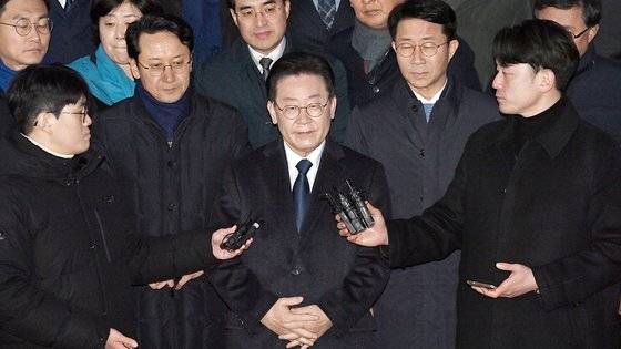 이재명 더불어민주당 대표가 10일 밤 경기 수원지방검찰청 성남지청에서 성남FC 후원금 의혹 사건과 관련 검찰 조사를 마친 뒤 입장을 발표하고 있다. 제1야당 현직 대표가 검찰에 피의자 신분으로 출석하는 것은 헌정 사상 처음이다. 뉴스1