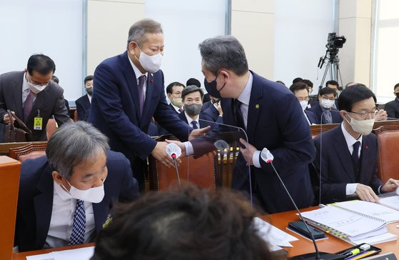 이상민 행정안전부 장관이 지난달 27일 오전 국회에서 열린 '용산 이태원 참사 진상 규명과 재발 방지를 위한 국정조사 특별위원회' 1차 기관보고에 출석하며 윤희근 경찰청장과 악수하고 있다. 왼쪽부터 한오섭 대통령실 국정상황실장, 이 장관, 윤 청장, 방문규 국무조정실장. 연합뉴스