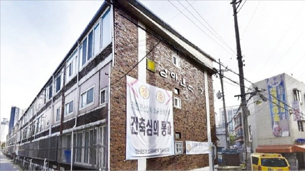 서울 성수동에서 재건축 대신 상업시설 디벨로퍼에 건물을 통째로 파는 노후 빌라가 늘고 있다. 최근 소유주 동의를 얻어 통매각을 결정한 정안맨션3차.  /유오상 기자