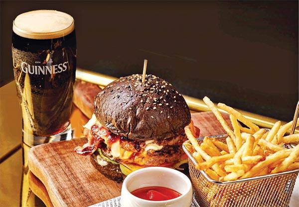 웨스틴 조선 부산 ‘헬로우 버니!’ 패키지에서 만날 수 있는 아이리시 펍 ’오킴스’의 트러플 한우버거와 감자튀김.  웨스틴 조선 제공