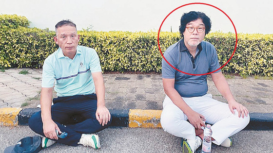 Kim Seong-tae, former chairman of SBW Group, right, and Yang Seon-gil, current chairman of SBW Group, at a golf course in Thailand on Tuesday evening shortly after they were arrested by Thai police [JOONGANG ILBO]