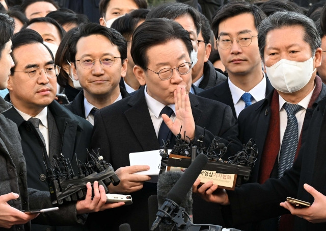 '성남FC 후원금 의혹' 사건과 관련해 더불어민주당 이재명 대표가 10일 오전 경기도 성남시 수원지방검찰청 성남지청에 피의자 신분으로 조사를 받기 위해 출석하며 입장발표를 하고 있다. 사진공동취재단