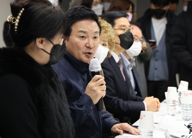 원희룡 국토교통부 장관이 13일 서울 구로구 고척 아이파크에서 공공지원 민간임대 하자보수 전수조사 현장을 점검하고 주민들과 간담회를 하고있다. 연합뉴스