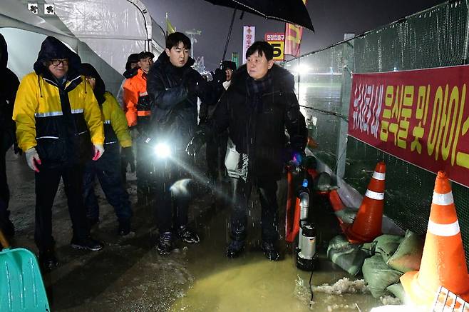 최문순 군수가 화천 산천어축제 현장을 점검하고 있다 / 사진 = 연합뉴스