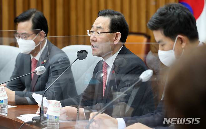 [서울=뉴시스] 고범준 기자 = 주호영 국민의힘 원내대표가 13일 오전 서울 여의도 국회에서 열린 원내대책회의에서 발언하고 있다. 2023.01.13. bjko@newsis.com