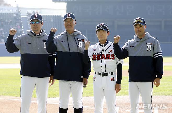 [서울=뉴시스] 고승민 기자 = 두산베어스 김한수 수석코치, 고토, 정수성, 조성환 코치가 20일 서울 잠실야구장에서 2022 두산베어스 곰들의모임, 두산 대 JTBC 최강야구의 연습경기에 앞서 인사 후 포즈를 취하고 있다. 2022.11.20. kkssmm99@newsis.com