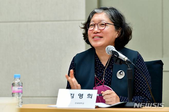 [광주=뉴시스] 이영주 기자 = 김영희 연세대학교 국어국문학과 교수가 13일 오후 광주 동구 조선대학교에서 열린 '5·18 연구, 남은 과제들' 학술대회에서 발표하고 있다. 2023.01.13. leeyj2578@newsis.com