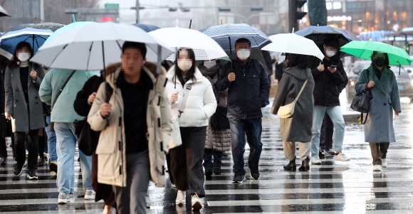 겨울비 내리는 출근길 - 전국이 대체로 흐리고 비가 내리는 13일 오전 서울 종로구 광화문 세종대로 사거리에서 출근길 시민들이 우산을 쓰고 이동하고 있다. 2023.1.13 연합뉴스