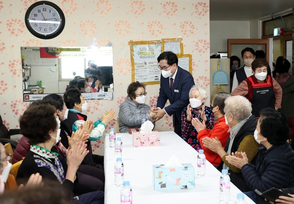 서울 동작구는 설 명절을 맞아 이달 18~20일 소외된 이웃 없이 구민 모두가 따뜻하고 풍성하게 보낼 수 있도록 ‘사회복지관 설맞이 위문행사’를 추진한다. 사진은 박일하 동작구청장이 지역 어르신들을 방문한 모습. 동작구 제공