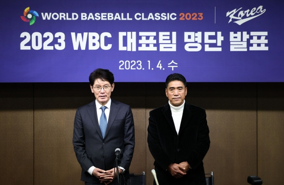 WBC 야구대표팀 명단 발표 - 4일 오후 서울 강남구 야구회관에서 이강철 야구대표팀 감독(왼쪽)과 조범현 기술위원장이 2023 월드베이스볼클래식(WBC)에 출전하는 한국 야구대표팀 선수 명단 발표에 앞서 기념촬영을 하고 있다.