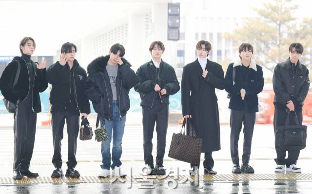 그룹 엔하이픈(ENHYPEN)이 13일 오전 인천 중구 인천국제공항 제2여객터미널을 통해 ‘프라다 FW23 남성 콜렉션’ 일정 참석 차 이탈리아 밀라노로 출국하고 있다. / 사진=김규빈 기자