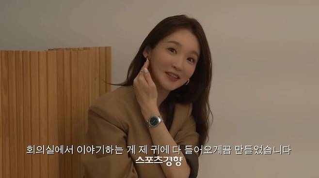 강민경의 경우 65억원의 건물을 매입한 사실과 수천만원에 이르는 고가의 물건을 과시하는 등의 최근 사례가 맞불려 그의 열정페이 논란은 비판이 가중됐다. 유튜브 방송화면