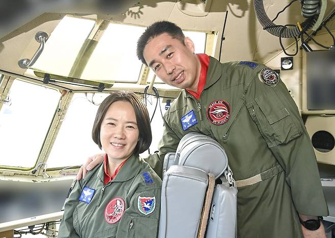 공군 최초 부부 비행대대장 탄생…김익규·김민지 중령 (서울=연합뉴스) 공군 최초 비행대대장 부부인 김익규(오른쪽), 김민지(왼쪽) 중령이 C-130 수송기 조종석에서 다정하게 포즈를 취하고 있다. 2023.1.13 [공군 제공. 재판매 및 DB 금지]