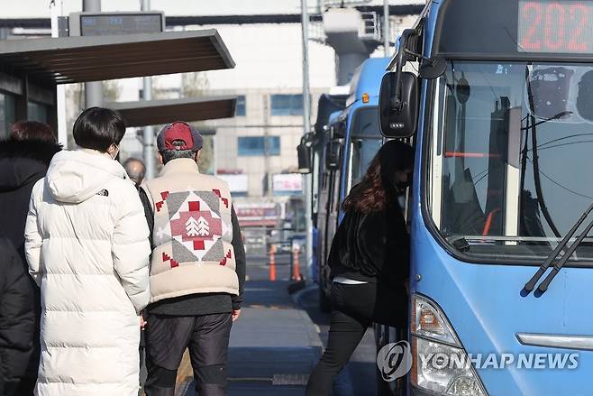 새해 버스·택시·상하수도 등 공공요금 인상 예상 (서울=연합뉴스) 신현우 기자 = 새해 전국 대부분 시도가 택시·지하철·버스 등 대중교통 요금 인상을 이미 결정했거나 유력하게 검토하고 있는 가운데 1일 서울역버스환승센터에서 승객들이 버스에 탑승하고 있다.
     2023.1.1 nowwego@yna.co.kr