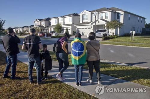 보우소나루 전 대통령이 머물고 있는 플로리다 주택 앞 [EPA 연합뉴스 자료사진. 재판매 및 DB 금지]