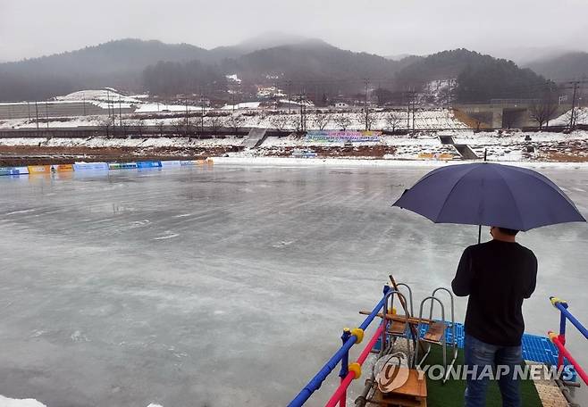 물에 잠긴 홍천강 얼음낚시터 [촬영 이상학]