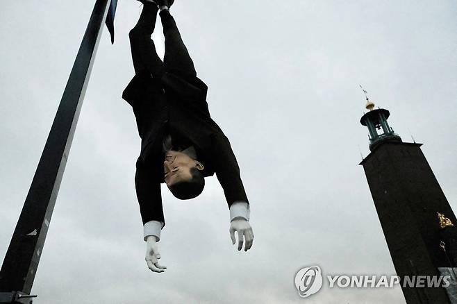 스톡홀름 시청 앞에 매달린 에르도안 튀르키예 대통령 인형 (스톡홀름 AFP=연합뉴스) 스웨덴 스톡홀름 시청 앞에 레제프 타이이프 에르도안 튀르키예 대통령 모습의 인형이 거꾸로 매달려 있는 모습이 트위터에 공개됐다. 울프 크리스테르손 스웨덴 총리는 13일(현지시간) 자국 방송 TV4와 인터뷰에서 이번 사건에 대해 "극도로 심각하다"며 "이는 나토 가입에 대한 사보타주(방해 행위)"라고 비판했다. 2022.1.13 photo@yna.co.kr [로자바 스웨덴 연대 위원회 제공. 재판매 및 DB 금지]