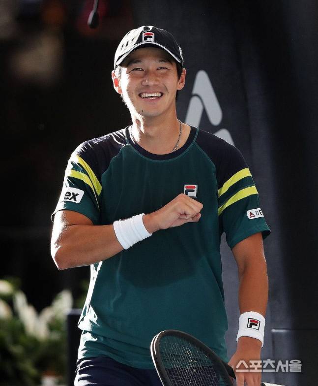 권순우가 13일 오후 2023 애들레이드 인터내셔널 2차 대회(ATP 250) 단식 4강전에서 영국의 잭 드레이퍼를 2-1로 누르고 결승진출을 확정한 뒤 밝게 웃고 있다. ATP 투어