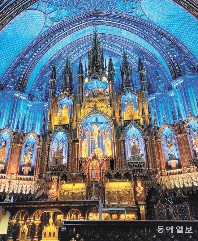 몬트리올의 바실리카 노트르담 성당의 화려한 내부 장식. 저녁에 성당 내부를 무대 삼아 펼쳐지는 빛과 음악의 향연 ‘아우라(AURA)’ 공연은 예약이 필수다.
