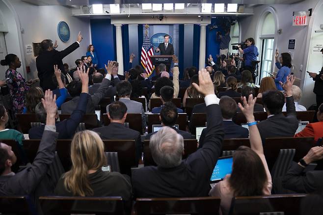 백악관 언론 브리핑룸에서 제이크 설리번 국가안보보좌관에게 질문하기 위해 기자들이 손을 든 모습. 좌석을 확보하지 못한 기자들은 서서 질문을 하기도 한다. 백악관 홈페이지