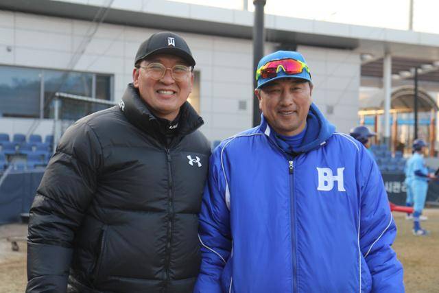 염종석 동의과학대 감독과 박계원 부산고 감독. 박상은 기자