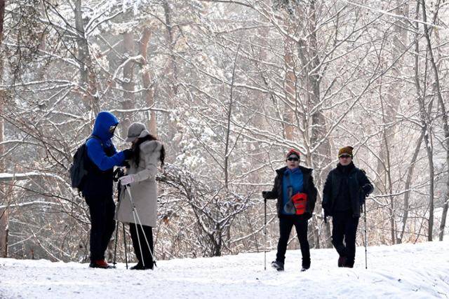 자작나무숲으로 향하는 탐방로는 눈길로 변해 아이젠과 등산용 스틱 등 겨울 등반을 위해 필요한 물품을 .미리 챙겨야 즐거운 산행이 될 수 있다.