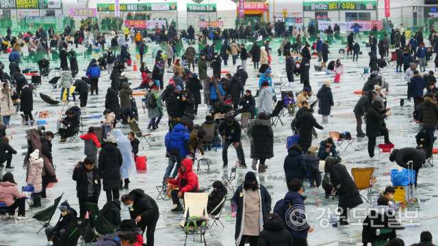 ▲ 화천산천어축제가 겨울비로 하루 휴장한 가운데 14일 얼음낚시터 등 일부프로그램 운영을 재개, 관광객들이 북적이고 있다.