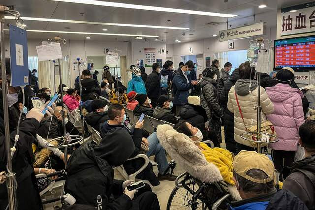 지난 3일 베이징의 한 병원 응급실에서 환자들이 치료를 받고 있다. AFP 연합뉴스