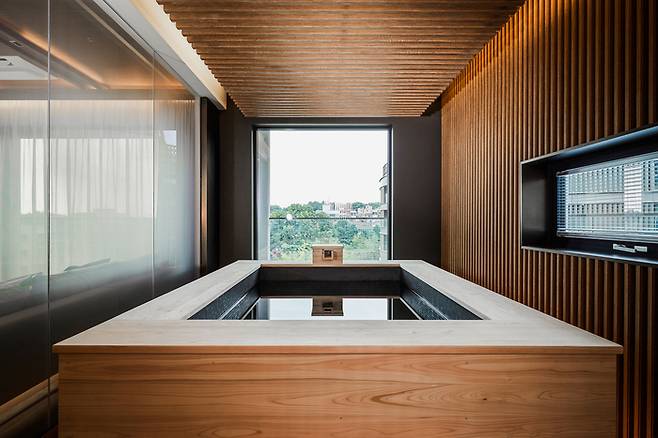 파라스파라 호텔 객실 프리미어 팀버 스위트 내 위치한 편백나무(히노끼)탕 [사진출처 = 파라스파라 서울]