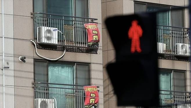 지난달 23일 오후 전세 사기 피해자들이 속출한 것으로 알려진 인천시 미추홀구 모 아파트 창문에 구제 방안을 촉구하는 현수막이 걸려 있다. [사진 = 연합뉴스]