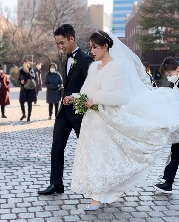 지난달 30일 서울 중구 명동성당에서 열린 결혼식에 리디아고가 입장하고 있다. [사진 = 연합뉴스]
