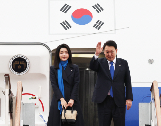 윤대통령 내외 출국 : 출국하는 윤석열 대통령 내외. 윤석열 대통령과 김건희 여사가 14일 오전 아랍에미리트(UAE) 국빈 방문과 스위스 다보스포럼 참석 등을 위해 성남 서울공항에서 공군 1호기에 탑승해 인사하고 있다.연합뉴스