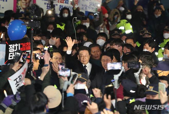 [성남=뉴시스] 고승민 기자 = 이재명 더불어민주당 대표가 10일 오후 경기 성남시 수원지방검찰청 성남지청에서 '성남 FC 후원금 의혹' 관련 조사를 마치고 지지자들을 향해 손을 흔들고 있다.(공동취재사진) 2023.01.10. photo@newsis.com