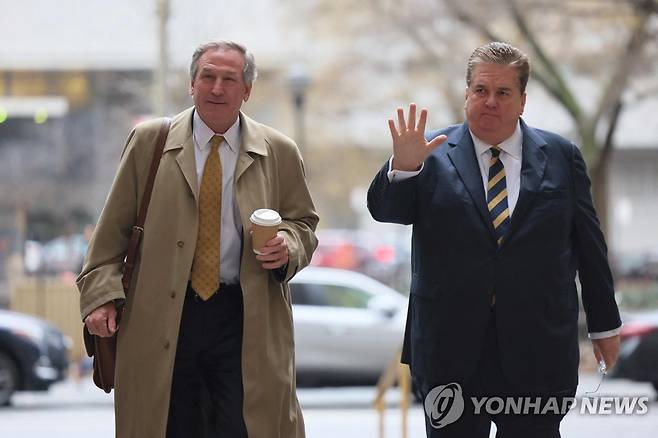 법원으로 입장하는 트럼프그룹의 변호사들 (뉴욕 AFP=연합뉴스) 뉴욕주 지방법원 선고를 앞두고 트럼프그룹의 변호사들이 13일(현지시간) 법정으로 입장하고 있다. 2022.1.13 photo@yna.co.kr