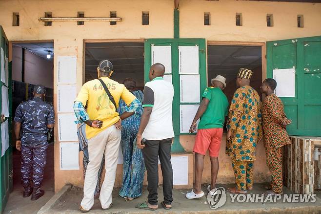 지난 8일 베냉 총선 후 검표 장면을 바라보는 일반인들 [AFP 연합뉴스 자료사진. 재판매 및 DB 금지]