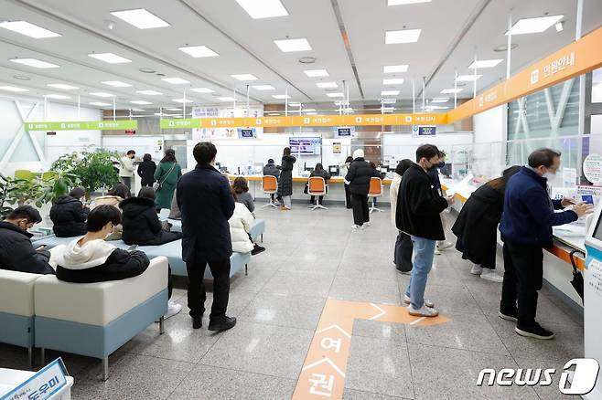 용인시청 민원실에서 민원인들이 여권을 신청하기 위해 대기하고 있는 모습.(용인시 제공)