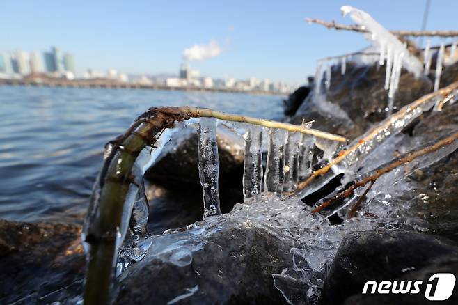 서울 여의도 인근 한강변에 고드름이 얼어 있다. 2023.1.2/뉴스1 ⓒ News1 황기선 기자