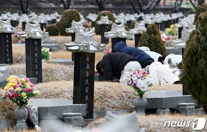 설 연휴를 일주일 앞둔 15일 오전 인천 부평구 인천가족공원을 찾은 시민들이 성묘하고 있다. 2023.1.15/뉴스1 ⓒ News1 구윤성 기자