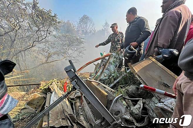 15일 네팔 포카라의 항공기 추락 사고 현장. ⓒ AFP=뉴스1