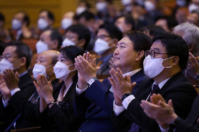 윤석열 대통령이 10일 오후 경기 국립과천과학관에서 열린 '2023년 과학기술인‧정보방송통신인 신년인사회'에서 참석자들과 손뼉 치고 있다. (대통령실 제공) 2023.1.10/뉴스1