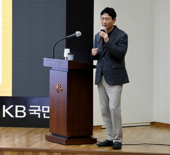 이창권 KB국민카드 사장이 지난 13일 진행한 2023년 상반기 경영전략회의에서 올해 경영전략에 대해 말하고 있다. KB국민카드 제공