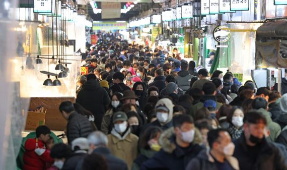 설 연휴를 앞둔 15일 서울 마포구 망원시장을 찾은 시민들이 장을 보고 있다. 설 연휴 기간 고속도로 통행료가 면제되고 지자체와 공공기관 주차장은 무료로 개방된다. 사진=김범석 기자