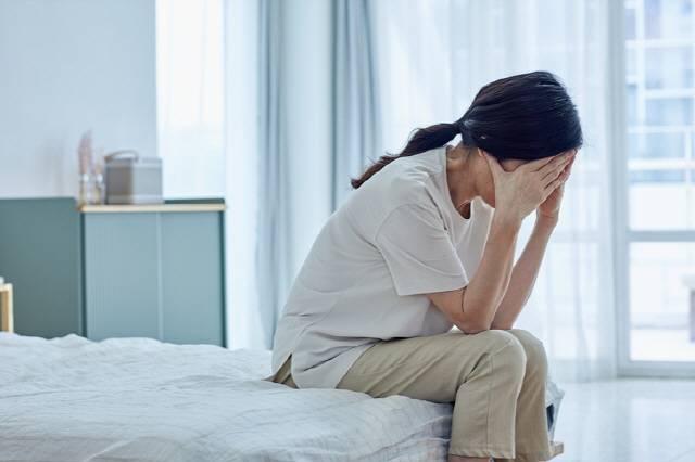 월경이 멎기 몇 년 전부터 폐경 증상이 나타난다는 연구 결과가 나왔다./사진=게티이미지뱅크