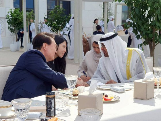 아랍에미리트(UAE)를 국빈 방문 중인 윤석열 대통령이 15일 아부다비 대통령궁에서 열린 한-UAE 정상회담을 마친 후 무함마드 빈 자예드 알 나흐얀 UAE 대통령과 오찬을 함께하고 있다. 사진 대통령실