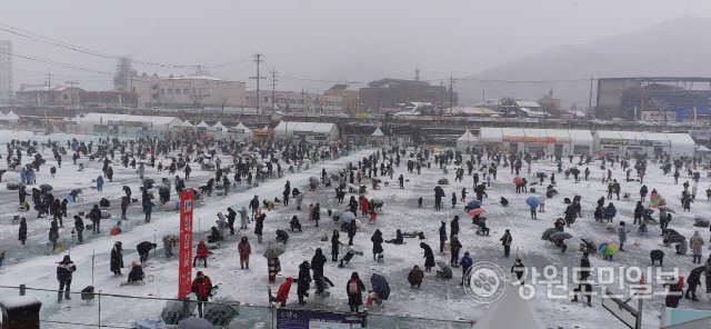 ▲ 15일 화천산천어축제장에 눈이 내리는 가운데 얼음낚시를 즐기려는 관광객들로 가득차 있다.