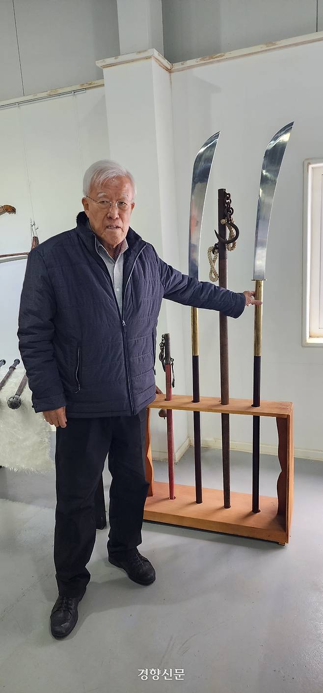 장인순 관장이 ‘도검전시관’에 전시된 칼에 관해 설명하고 있다. 윤희일 선임기자