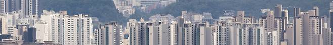 지난해 7월 서울 용산구 남산서울타워에서 바라본 강남 일대 아파트 단지 모습. 문재원 기자 mjw@kyunghyang.com