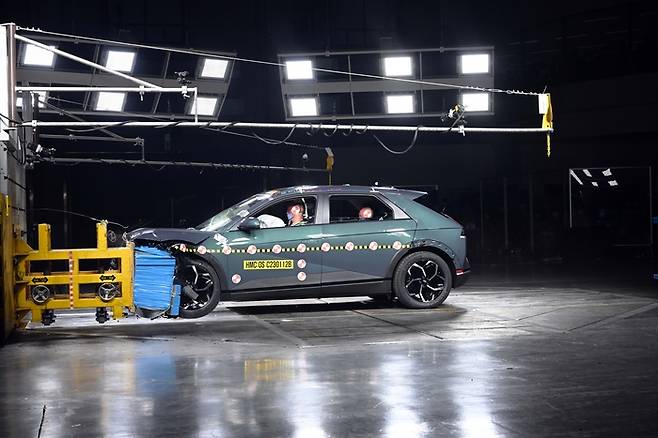 12일 경기도 화성시 현대차·기아 남양연구소 안전시험동에서 진행된 충돌 안전 평가 시험에서 아이오닉 5가 시속 64km의 속도로 변형벽과 충돌하는 모습. <사진제공=현대자동차그룹>